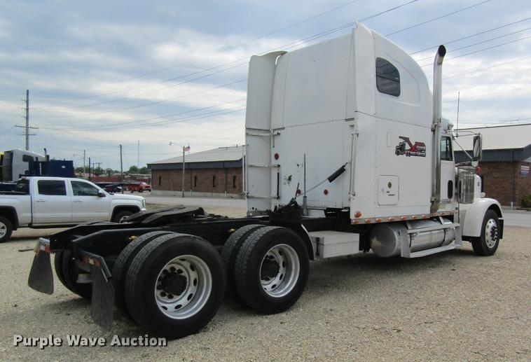 image for item DD8432 2001 Freightliner 48RR94MY semi truck