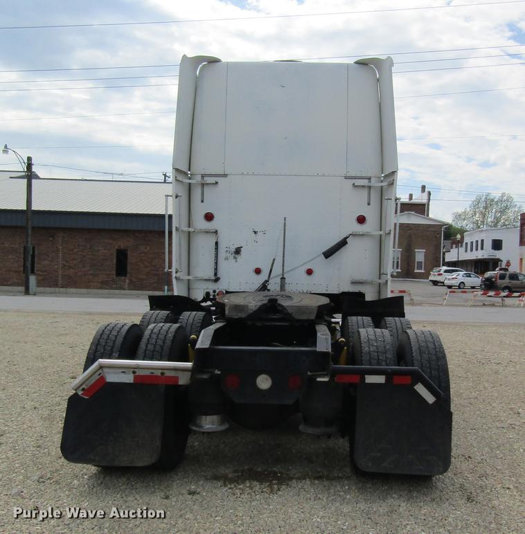 image for item DD8432 2001 Freightliner 48RR94MY semi truck