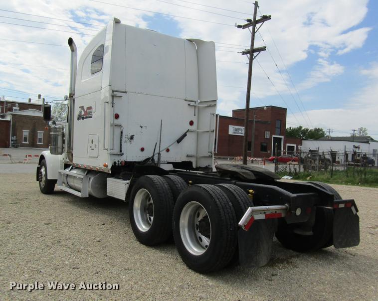 image for item DD8432 2001 Freightliner 48RR94MY semi truck