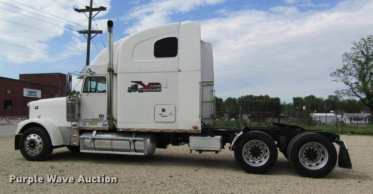 image for item DD8432 2001 Freightliner 48RR94MY semi truck