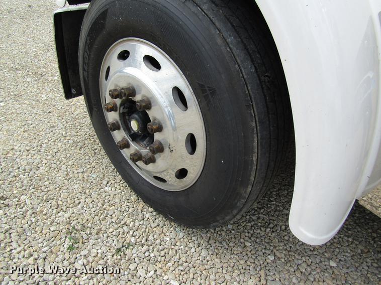 image for item DD8432 2001 Freightliner 48RR94MY semi truck