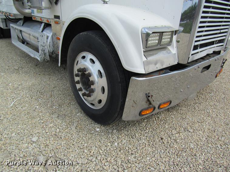 image for item DD8432 2001 Freightliner 48RR94MY semi truck