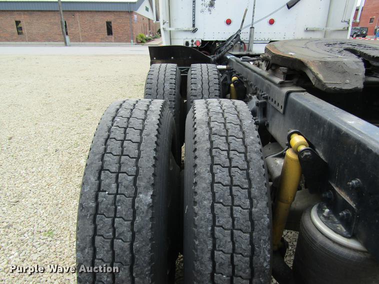 image for item DD8432 2001 Freightliner 48RR94MY semi truck