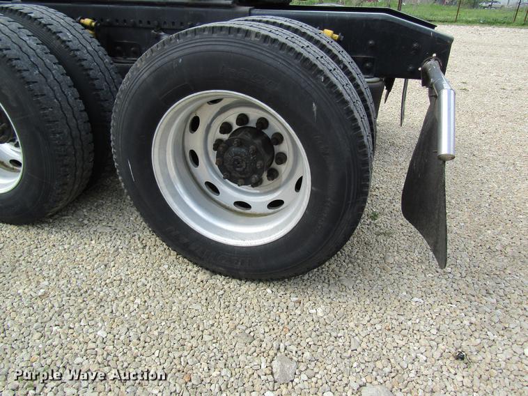 image for item DD8432 2001 Freightliner 48RR94MY semi truck