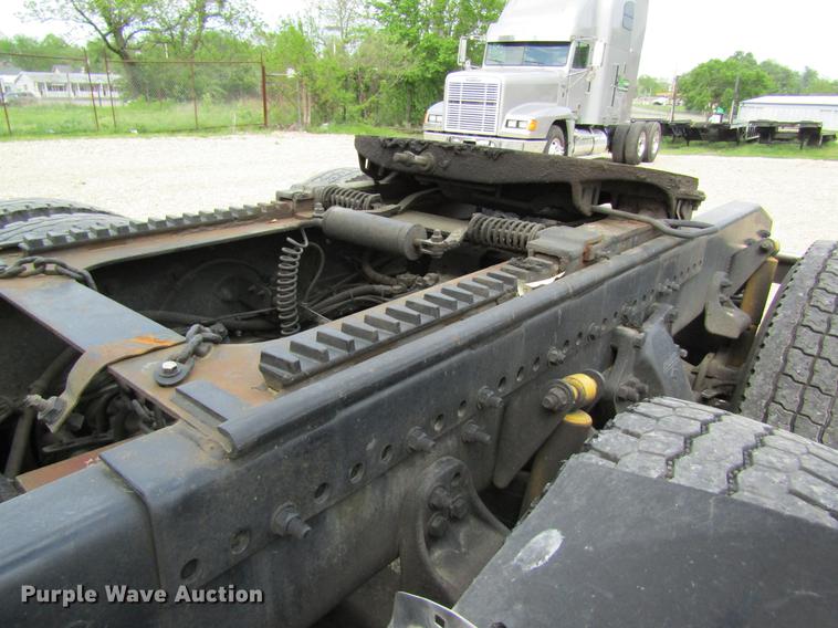 image for item DD8432 2001 Freightliner 48RR94MY semi truck
