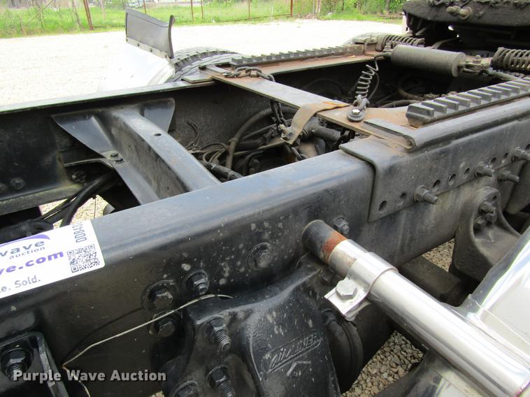 image for item DD8432 2001 Freightliner 48RR94MY semi truck