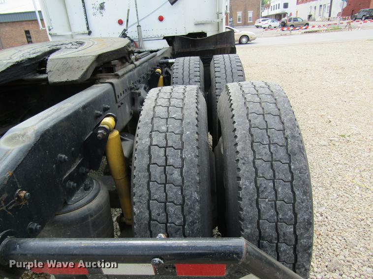 image for item DD8432 2001 Freightliner 48RR94MY semi truck