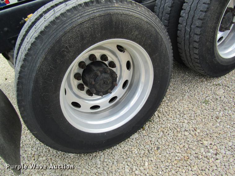 image for item DD8432 2001 Freightliner 48RR94MY semi truck