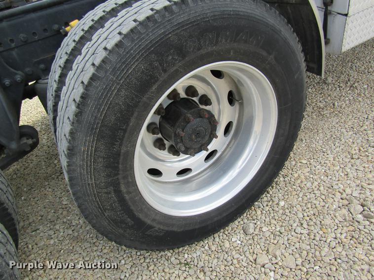 image for item DD8432 2001 Freightliner 48RR94MY semi truck