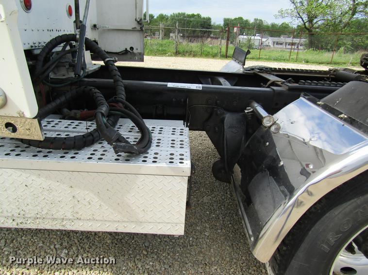 image for item DD8432 2001 Freightliner 48RR94MY semi truck