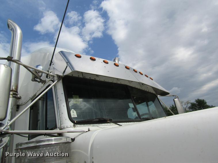 image for item DD8432 2001 Freightliner 48RR94MY semi truck