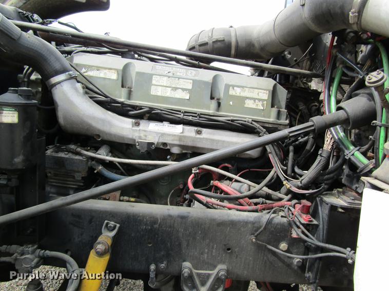 image for item DD8432 2001 Freightliner 48RR94MY semi truck