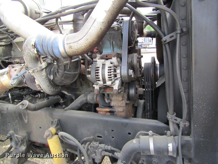 image for item DD8432 2001 Freightliner 48RR94MY semi truck