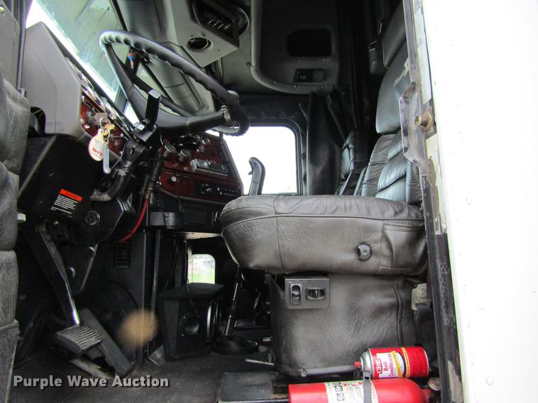 image for item DD8432 2001 Freightliner 48RR94MY semi truck