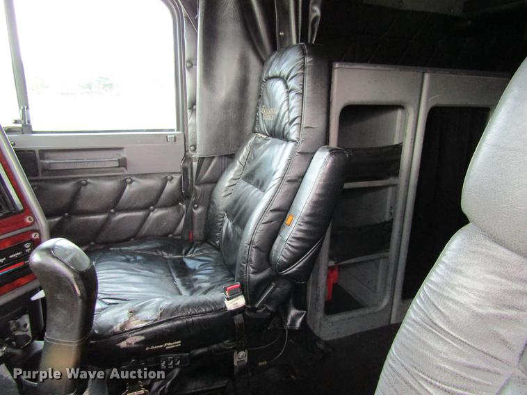 image for item DD8432 2001 Freightliner 48RR94MY semi truck