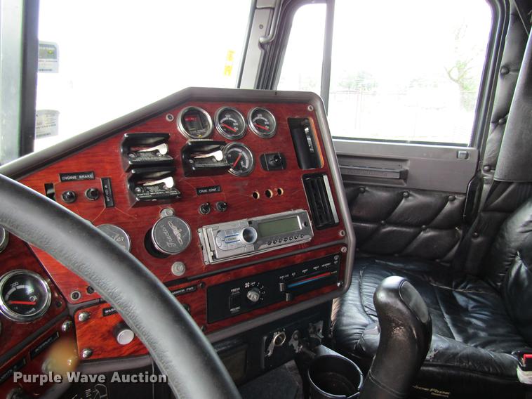 image for item DD8432 2001 Freightliner 48RR94MY semi truck