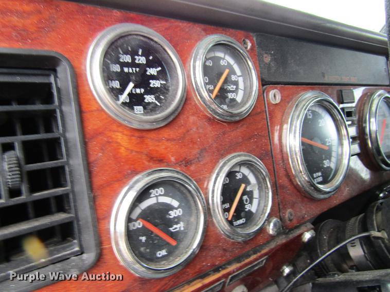 image for item DD8432 2001 Freightliner 48RR94MY semi truck