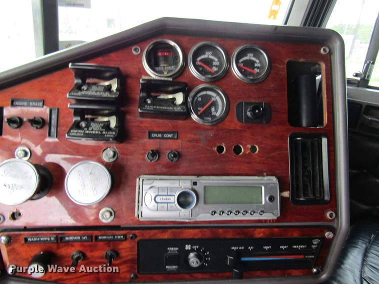 image for item DD8432 2001 Freightliner 48RR94MY semi truck