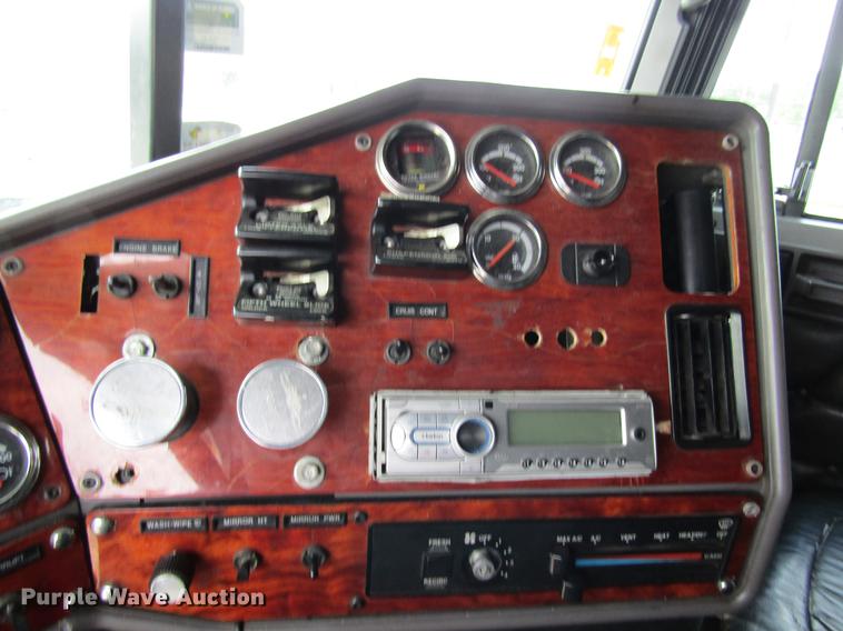 image for item DD8432 2001 Freightliner 48RR94MY semi truck