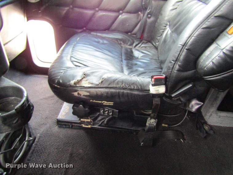 image for item DD8432 2001 Freightliner 48RR94MY semi truck