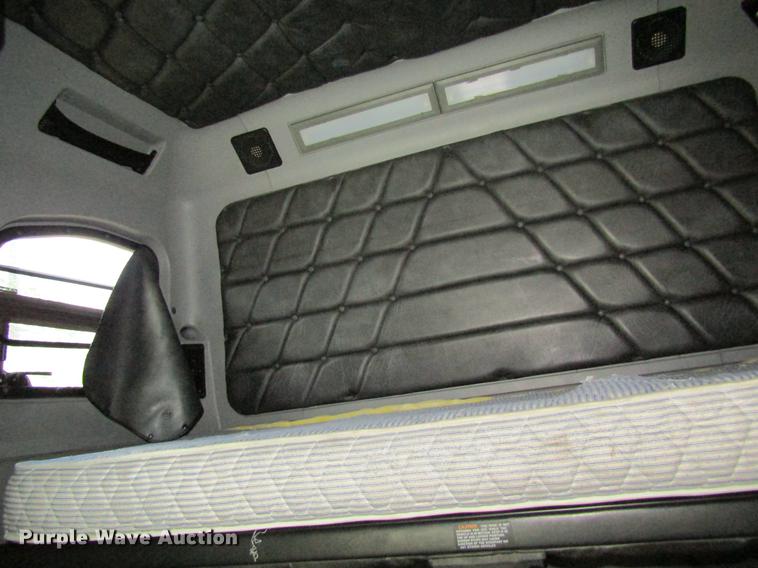 image for item DD8432 2001 Freightliner 48RR94MY semi truck