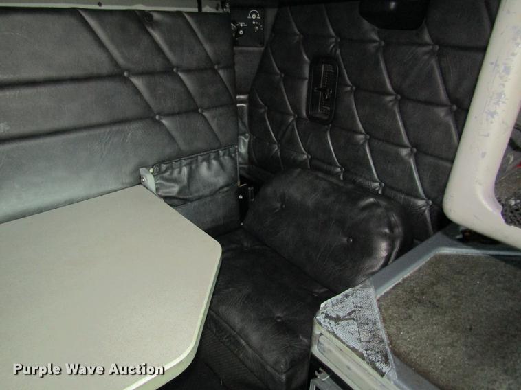 image for item DD8432 2001 Freightliner 48RR94MY semi truck