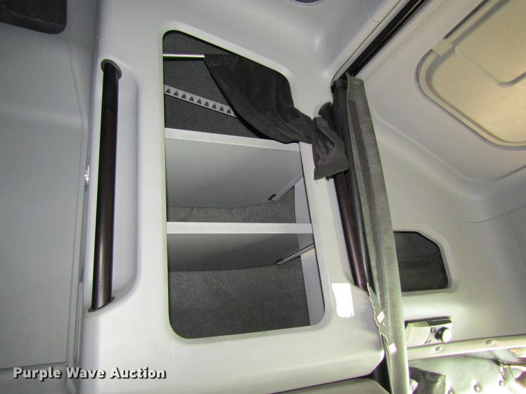 image for item DD8432 2001 Freightliner 48RR94MY semi truck