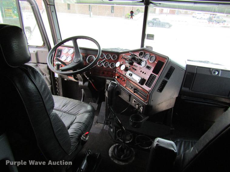 image for item DD8432 2001 Freightliner 48RR94MY semi truck