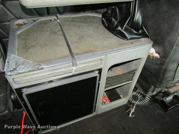 image for item DD8432 2001 Freightliner 48RR94MY semi truck