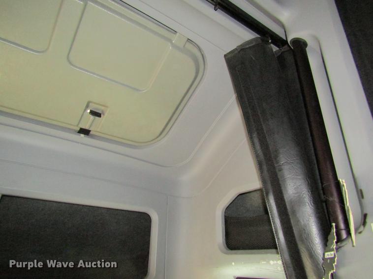 image for item DD8432 2001 Freightliner 48RR94MY semi truck