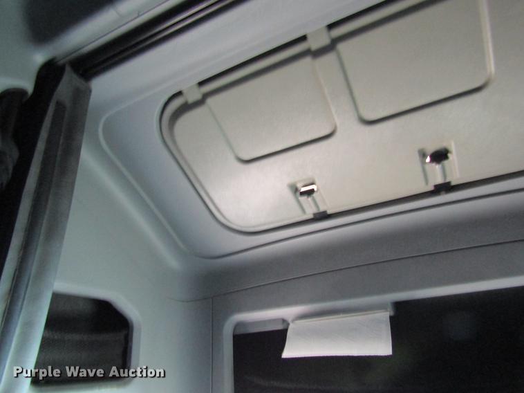 image for item DD8432 2001 Freightliner 48RR94MY semi truck