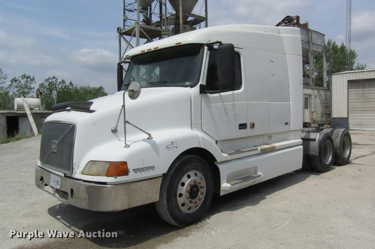 image for item DD8439 1998 Volvo VN semi truck