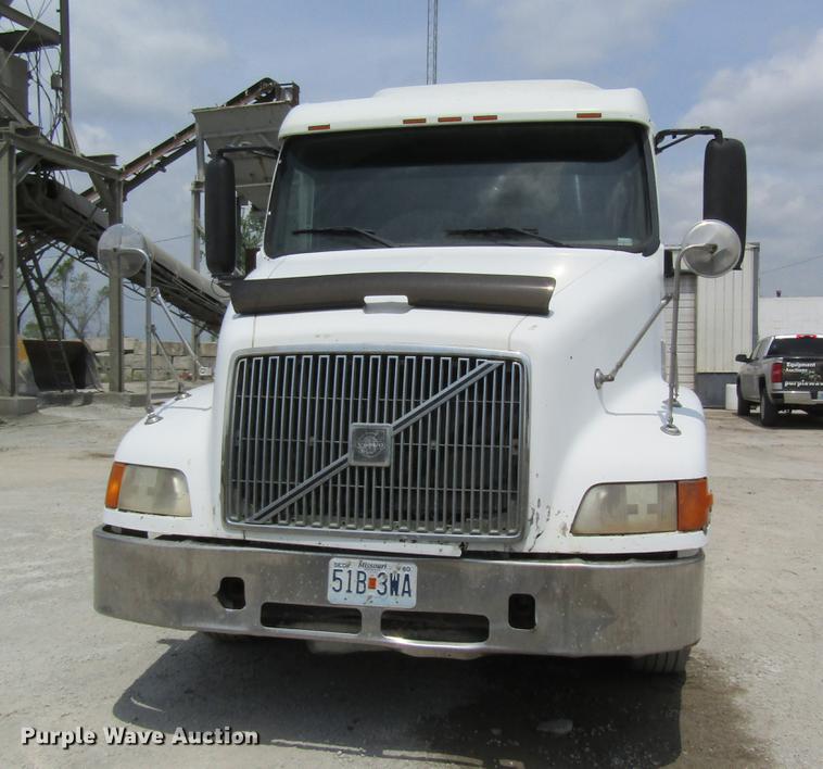 image for item DD8439 1998 Volvo VN semi truck