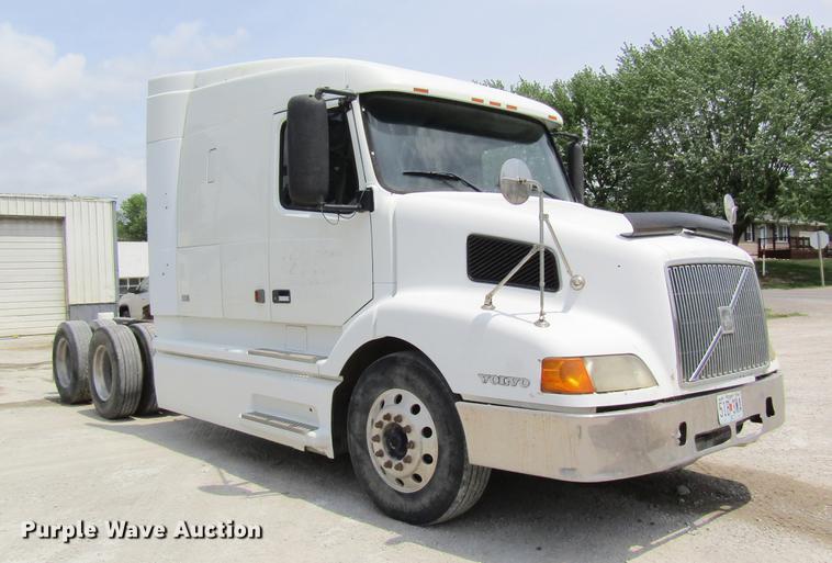 image for item DD8439 1998 Volvo VN semi truck