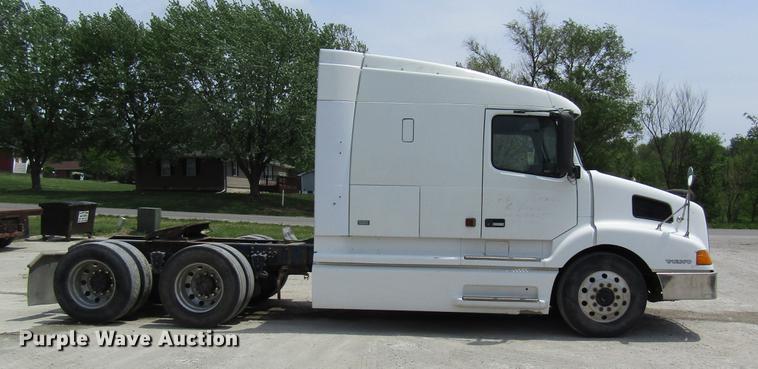 image for item DD8439 1998 Volvo VN semi truck