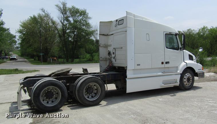 image for item DD8439 1998 Volvo VN semi truck