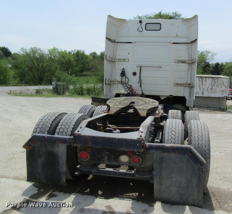 image for item DD8439 1998 Volvo VN semi truck