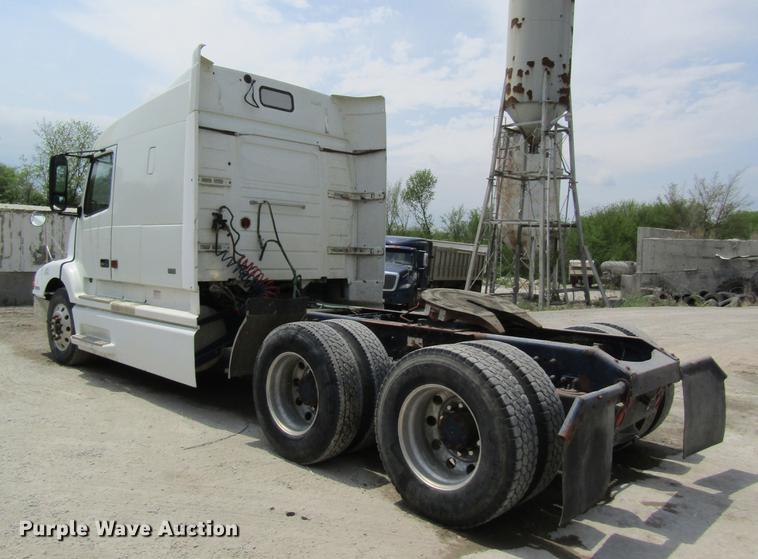 image for item DD8439 1998 Volvo VN semi truck