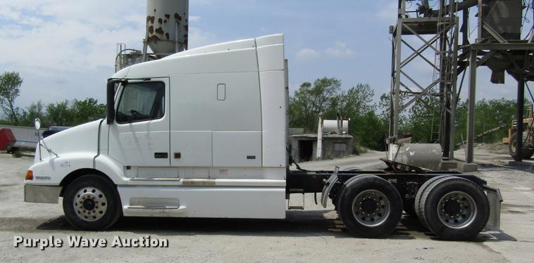 image for item DD8439 1998 Volvo VN semi truck