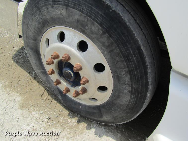 image for item DD8439 1998 Volvo VN semi truck