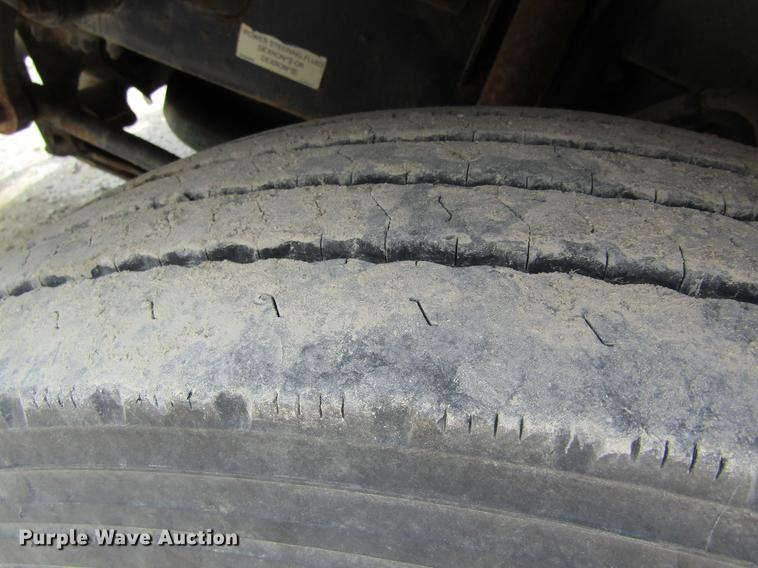 image for item DD8439 1998 Volvo VN semi truck