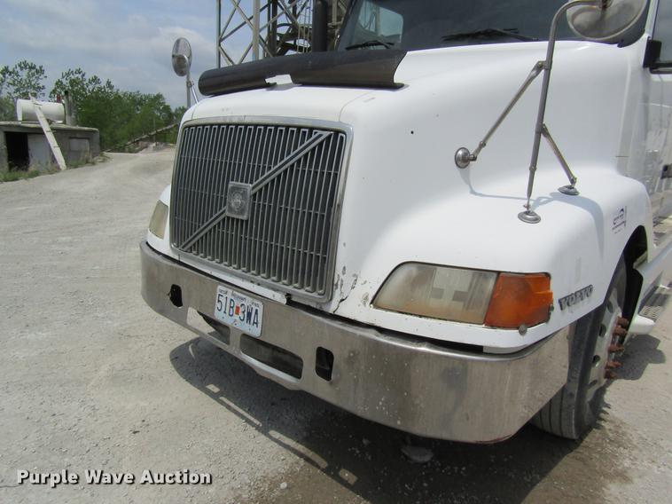 image for item DD8439 1998 Volvo VN semi truck
