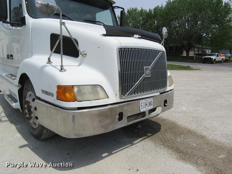 image for item DD8439 1998 Volvo VN semi truck