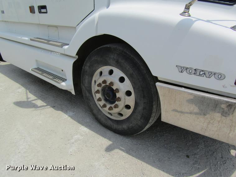 image for item DD8439 1998 Volvo VN semi truck