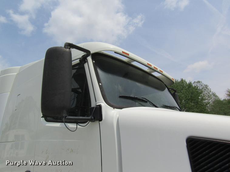 image for item DD8439 1998 Volvo VN semi truck