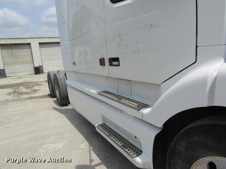 image for item DD8439 1998 Volvo VN semi truck