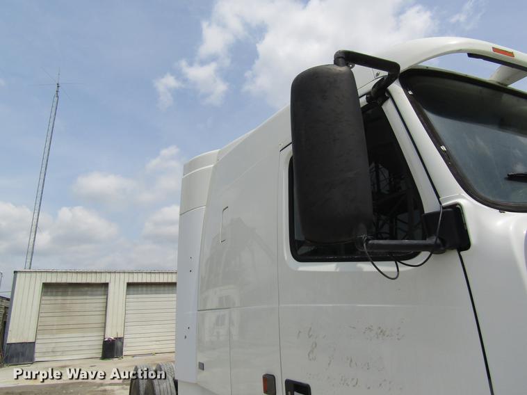 image for item DD8439 1998 Volvo VN semi truck