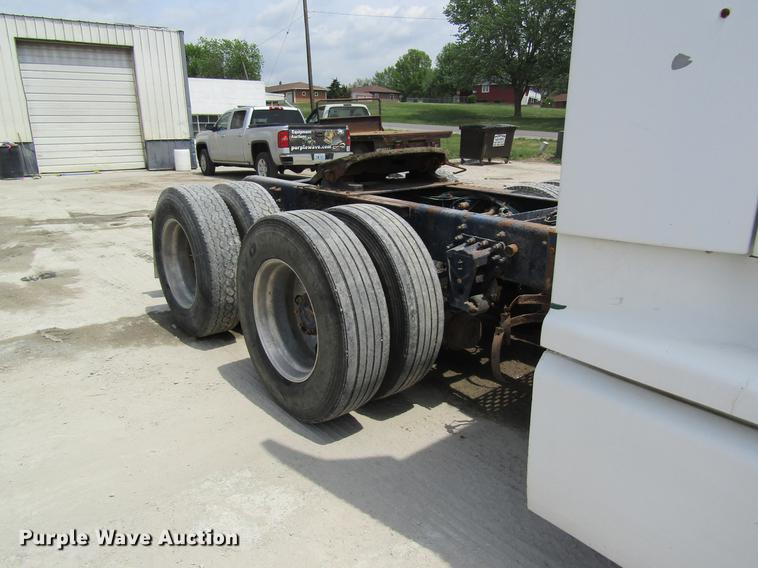 image for item DD8439 1998 Volvo VN semi truck