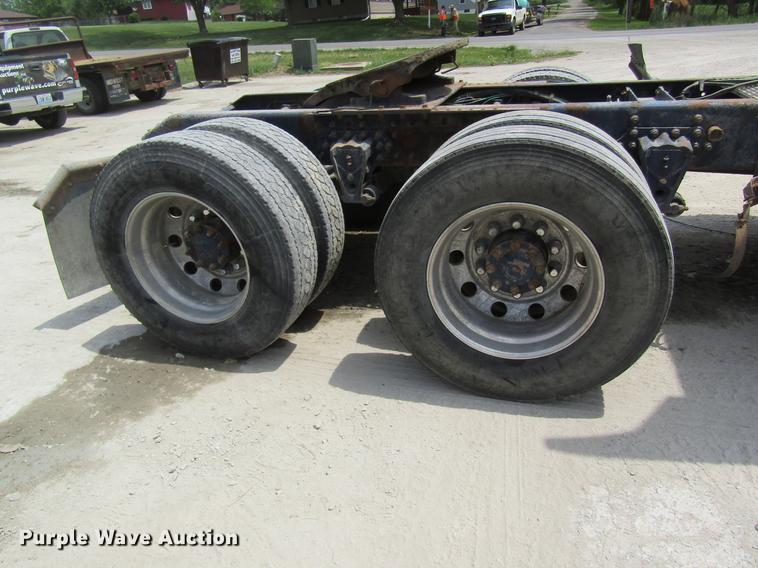 image for item DD8439 1998 Volvo VN semi truck