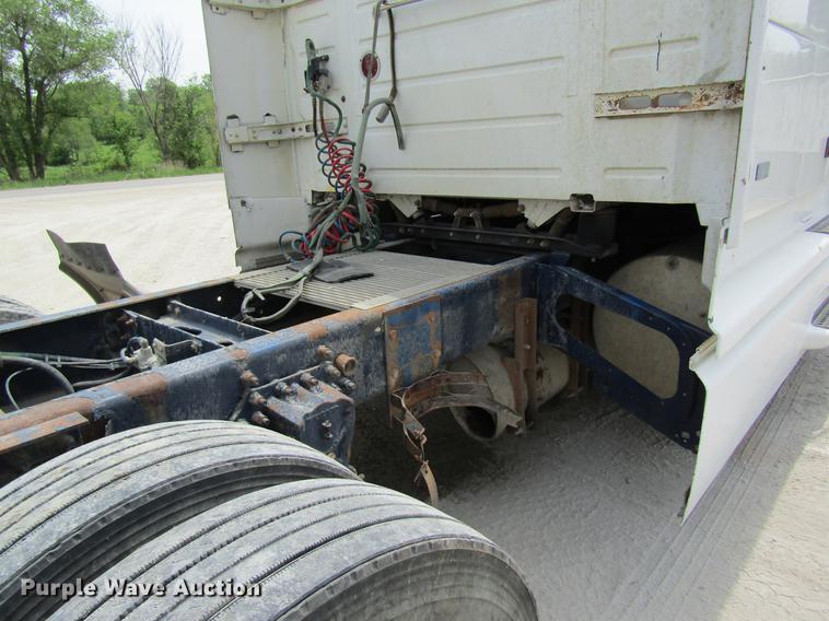 image for item DD8439 1998 Volvo VN semi truck